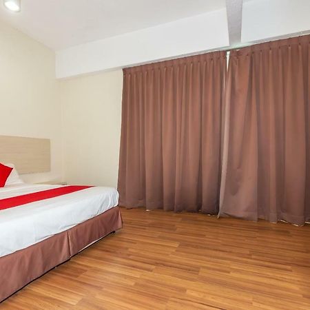 Oyo 1158 906 Airport Hotell Malacca Exteriör bild