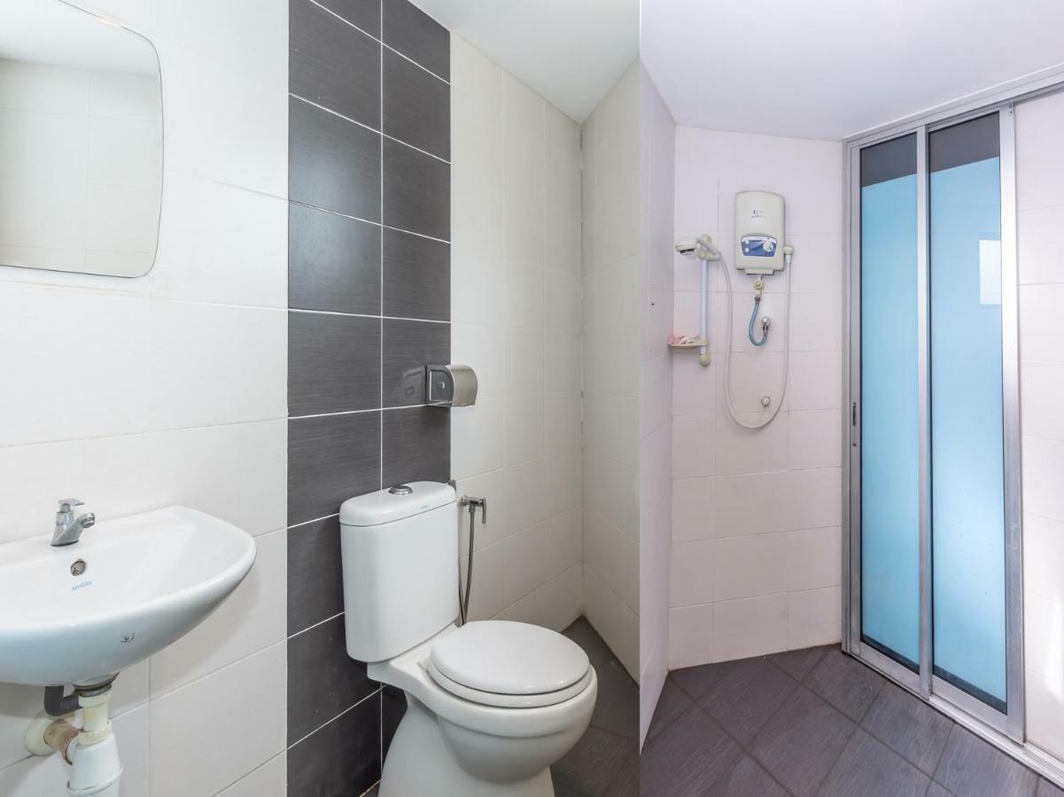 Oyo 1158 906 Airport Hotell Malacca Exteriör bild