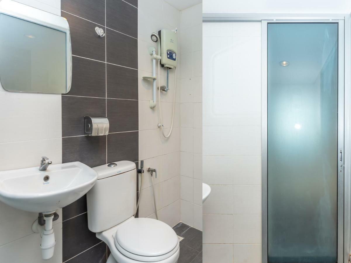 Oyo 1158 906 Airport Hotell Malacca Exteriör bild